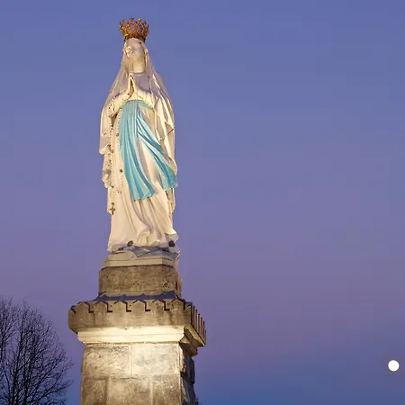 Panzió La Berceau De Bernadette - Bernadette's Cradle - Near Bernadette'house