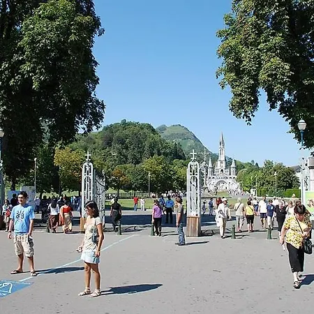 La Berceau De Bernadette - Bernadette's Cradle - Near Bernadette'house فندق مبيت وإفطار