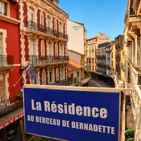 La Berceau De Bernadette - Bernadette's Cradle - Near Bernadette'house فندق مبيت وإفطار