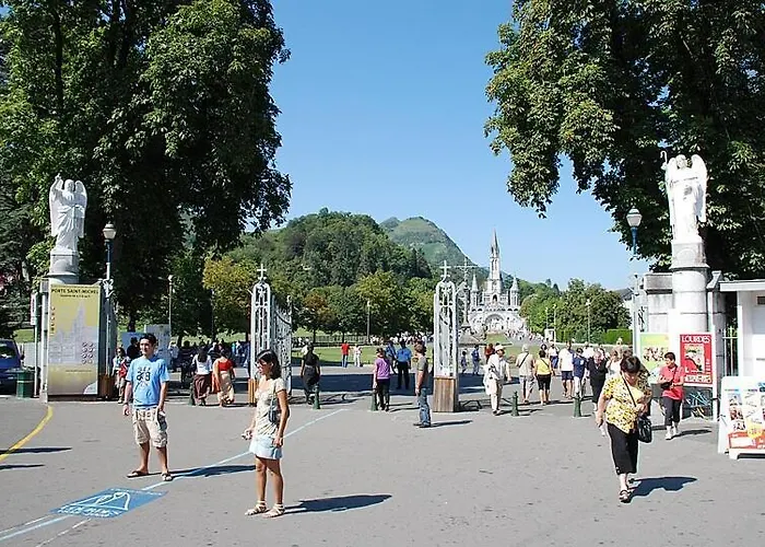 La Berceau De Bernadette - Bernadette's Cradle - Near Bernadette'house فندق مبيت وإفطار