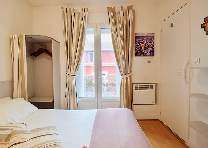 فندق مبيت وإفطار La Berceau De Bernadette - Bernadette's Cradle - Near Bernadette'house لورد