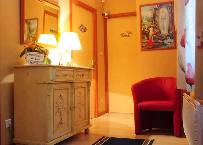 La Berceau De Bernadette - Bernadette's Cradle - Near Bernadette'house فندق مبيت وإفطار