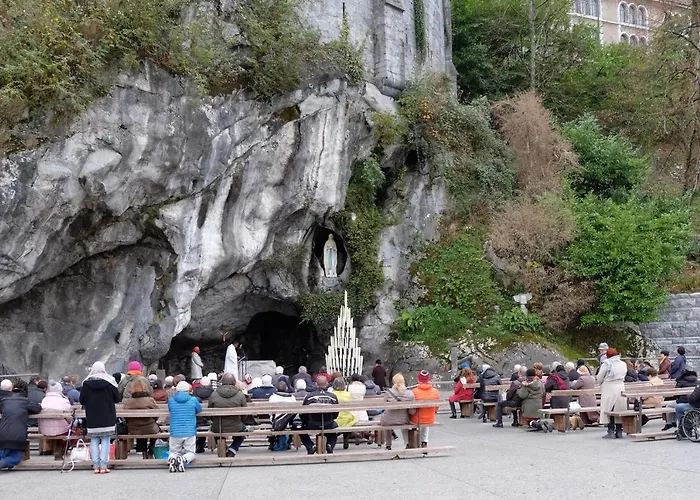 فندق مبيت وإفطار La Berceau De Bernadette - Bernadette's Cradle - Near Bernadette'house